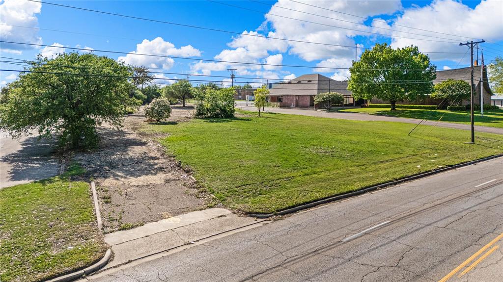 720 North New Road Waco, TX 76710 - Photo 5 of 39 a view of a fountain in front of a building