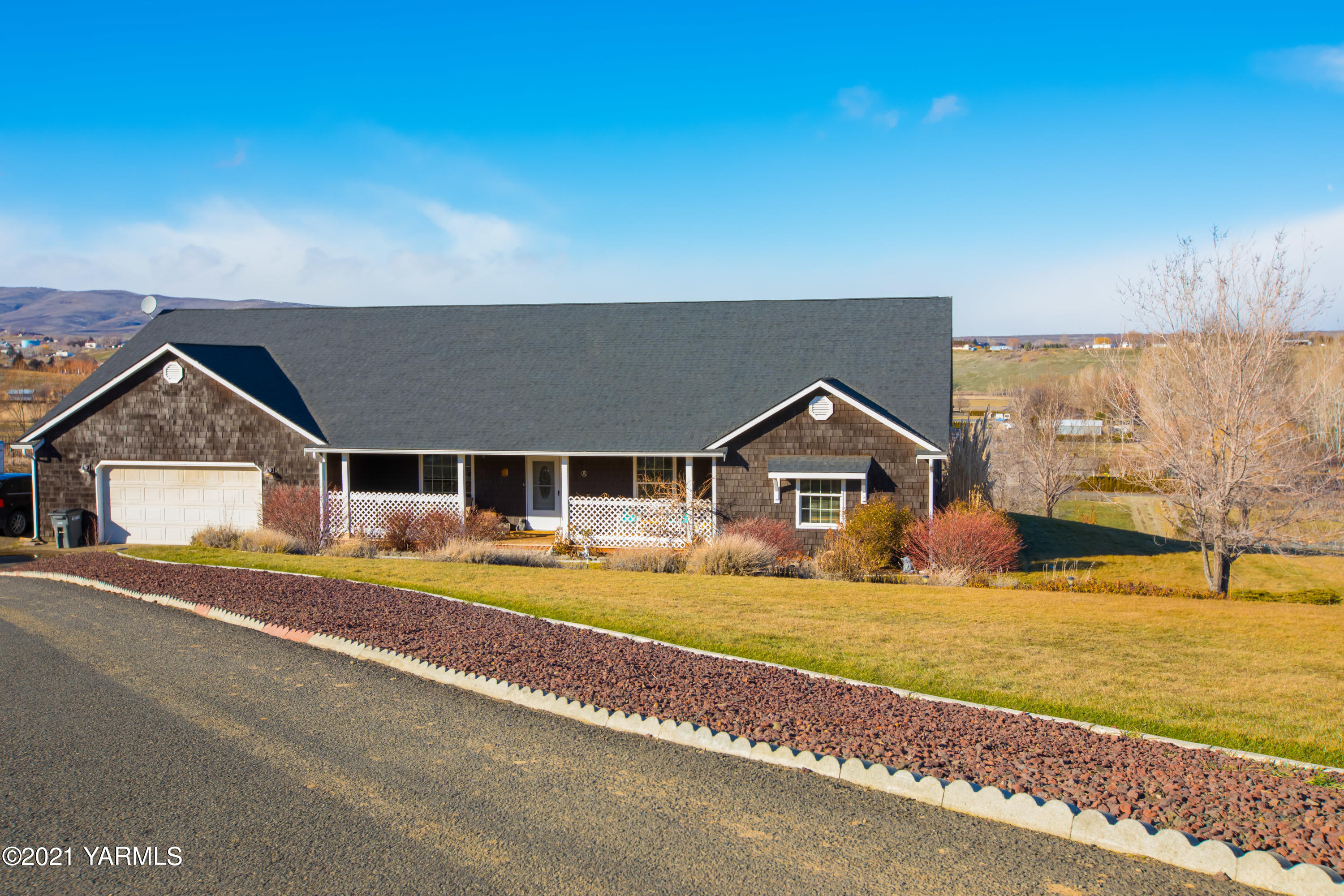 11401 Flintstone Road Yakima, WA 98908 - Photo 1 of 16 a front view of a house with a yard