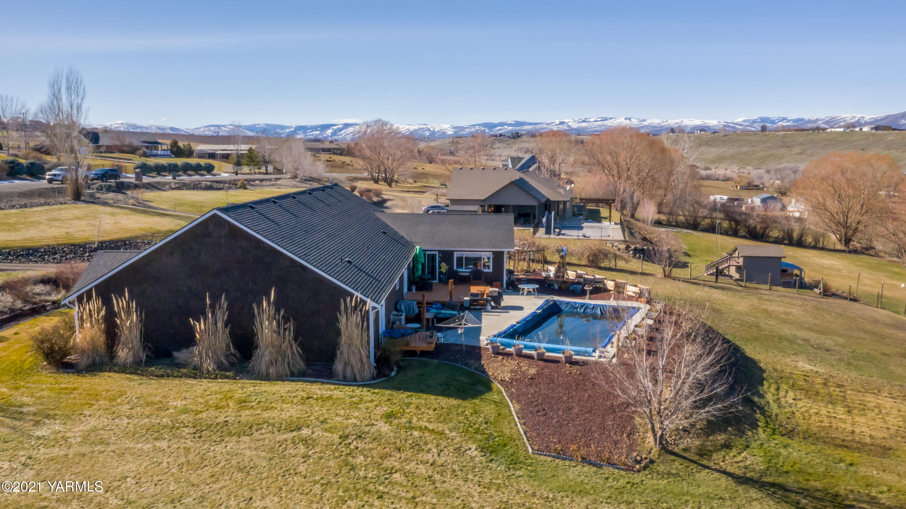 11401 Flintstone Road Yakima, WA 98908 - Photo 2 of 16 a view of a house with pool and ocean view