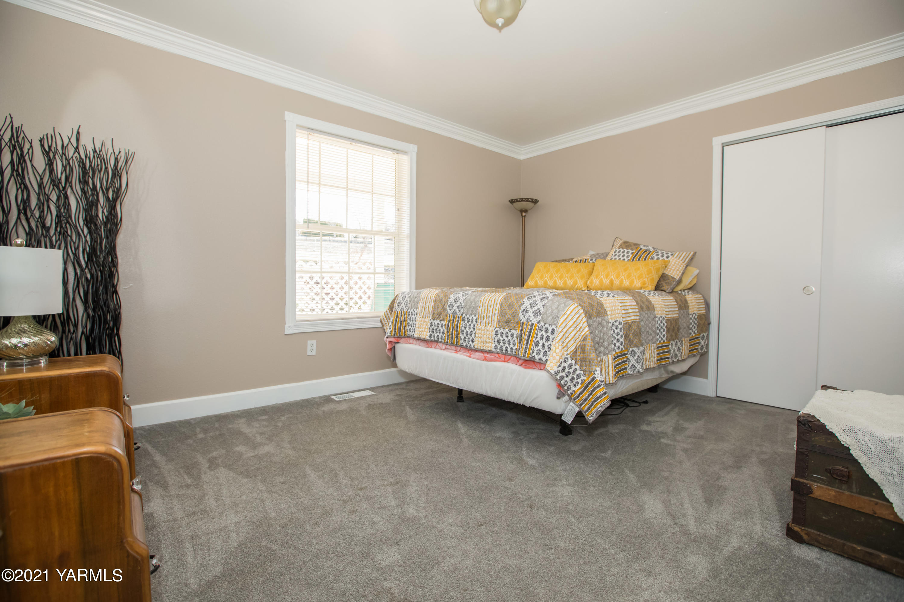 11401 Flintstone Road Yakima, WA 98908 - Photo 11 of 16 a bed sitting in a bedroom next to a window