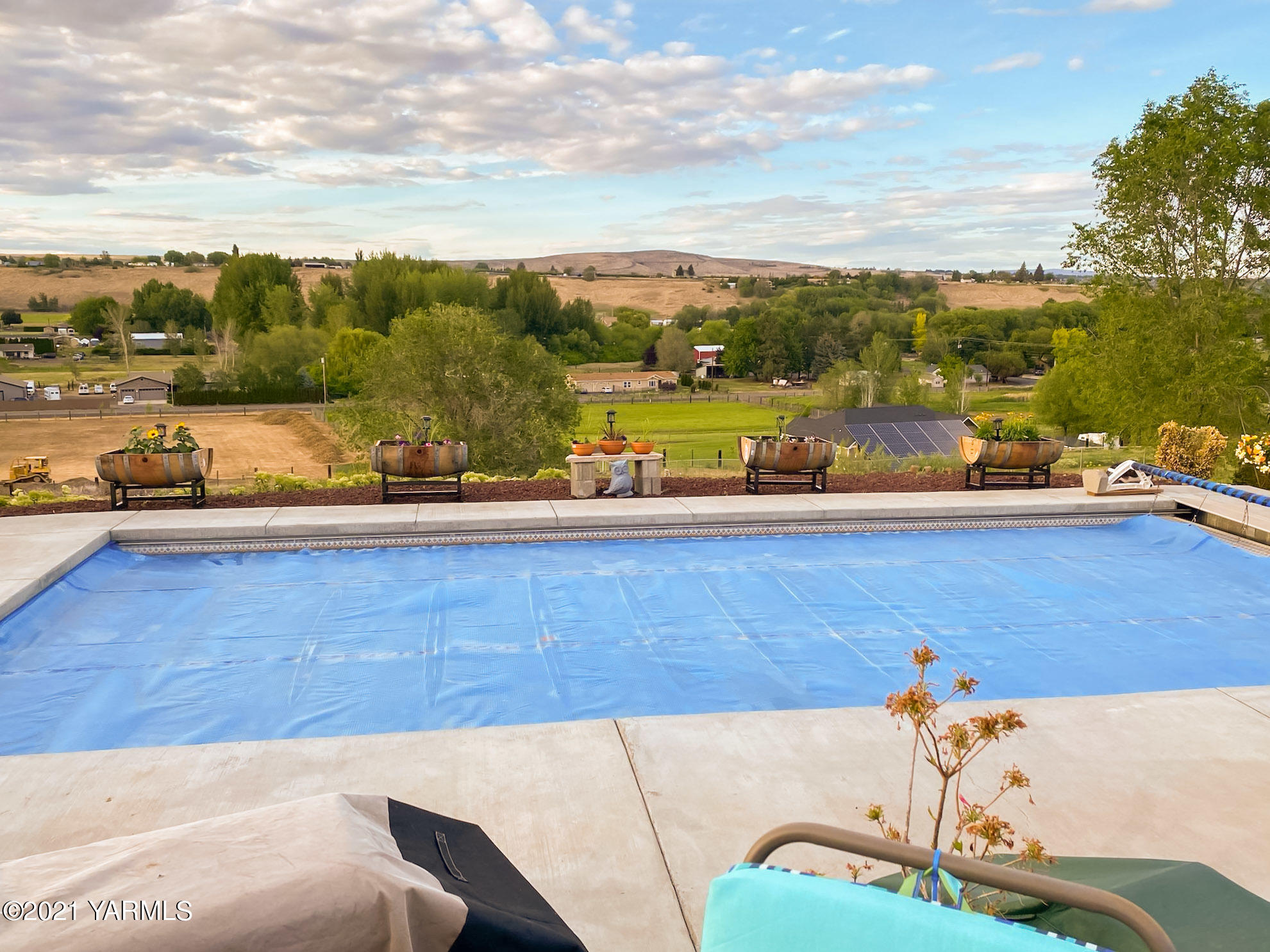 11401 Flintstone Road Yakima, WA 98908 - Photo 14 of 16 a view of a terrace with a bench
