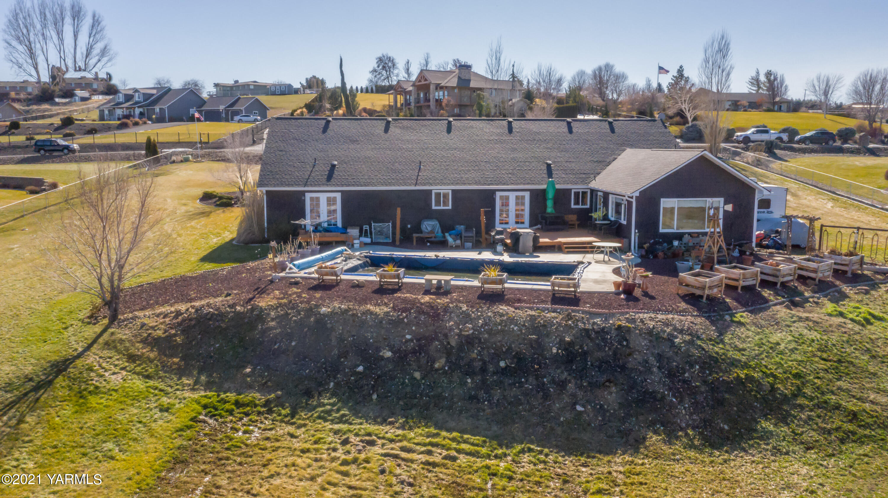 11401 Flintstone Road Yakima, WA 98908 - Photo 15 of 16 a view of a town with many houses