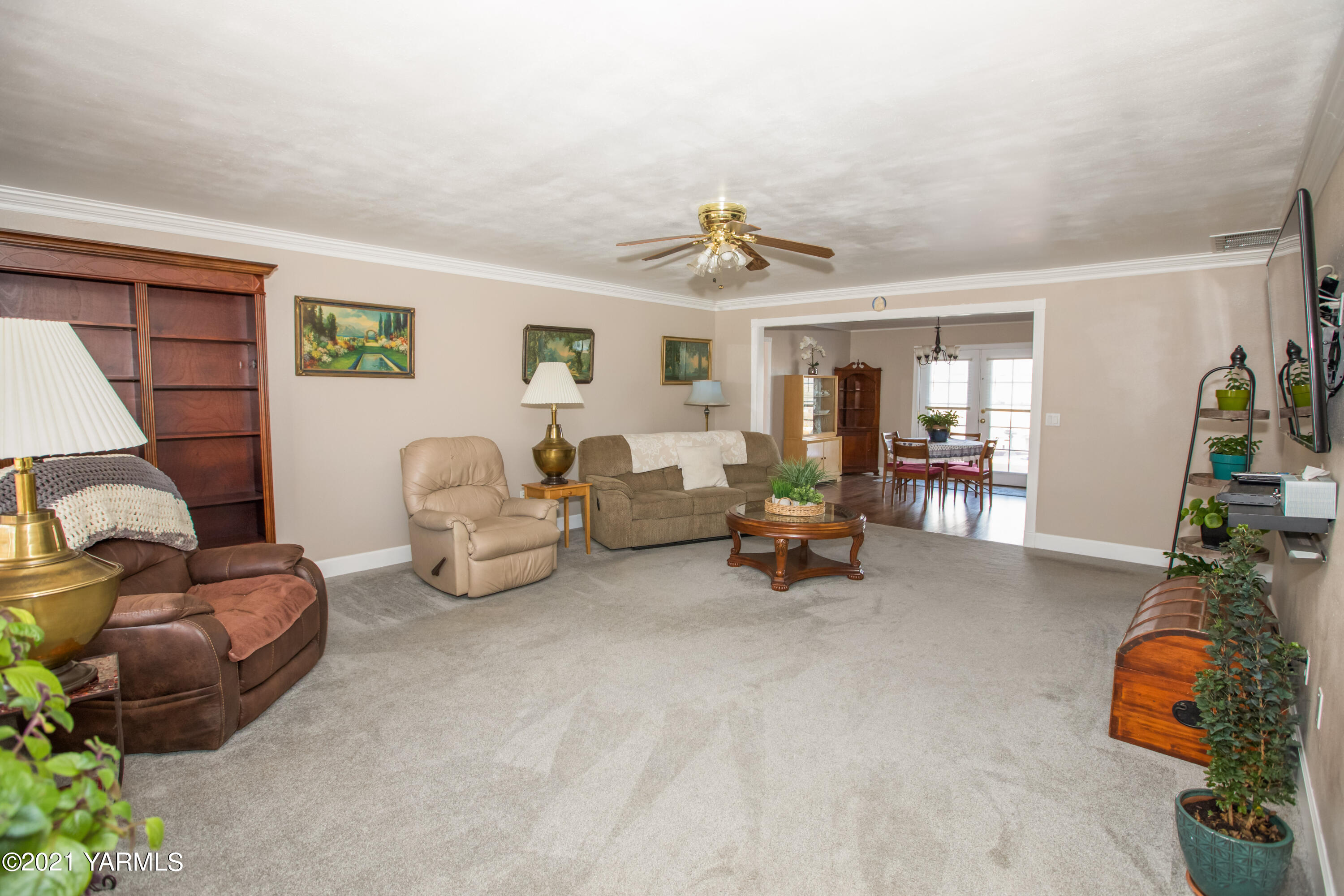 11401 Flintstone Road Yakima, WA 98908 - Photo 3 of 16 a living room with furniture and a window