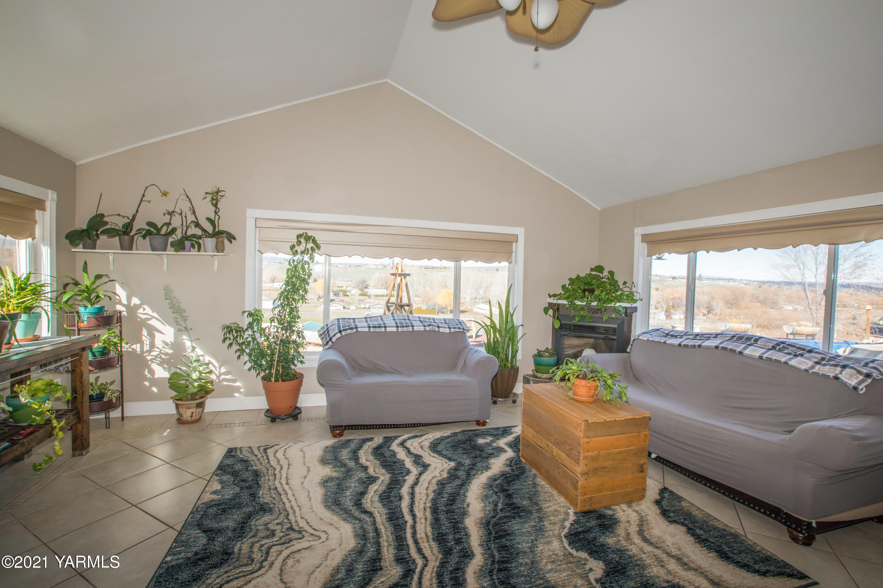11401 Flintstone Road Yakima, WA 98908 - Photo 8 of 16 a living room with furniture and a large window