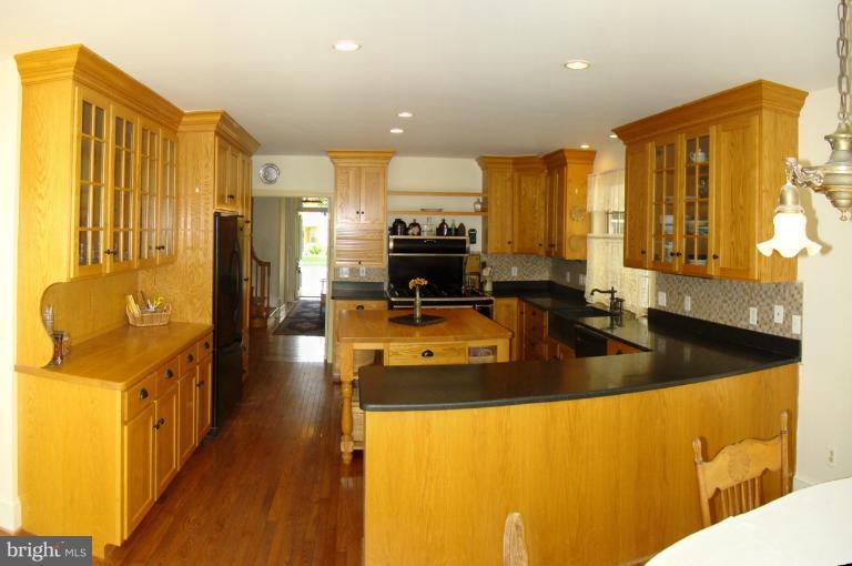 106 Central Avenue Ridgely, MD 21660 - Photo 11 of 30 Amish-Made Cabinetry