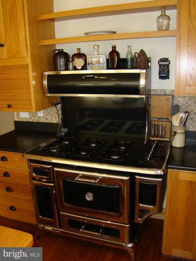 106 Central Avenue Ridgely, MD 21660 - Photo 5 of 30 Heartland, 6-Burner Stove