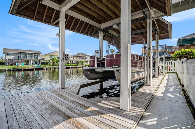 $675,000 | 1171 Sailfish Street, Bayou Vista, TX 77563