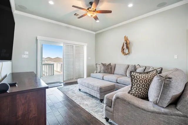 $675,000 | 1171 Sailfish Street, Bayou Vista, TX 77563