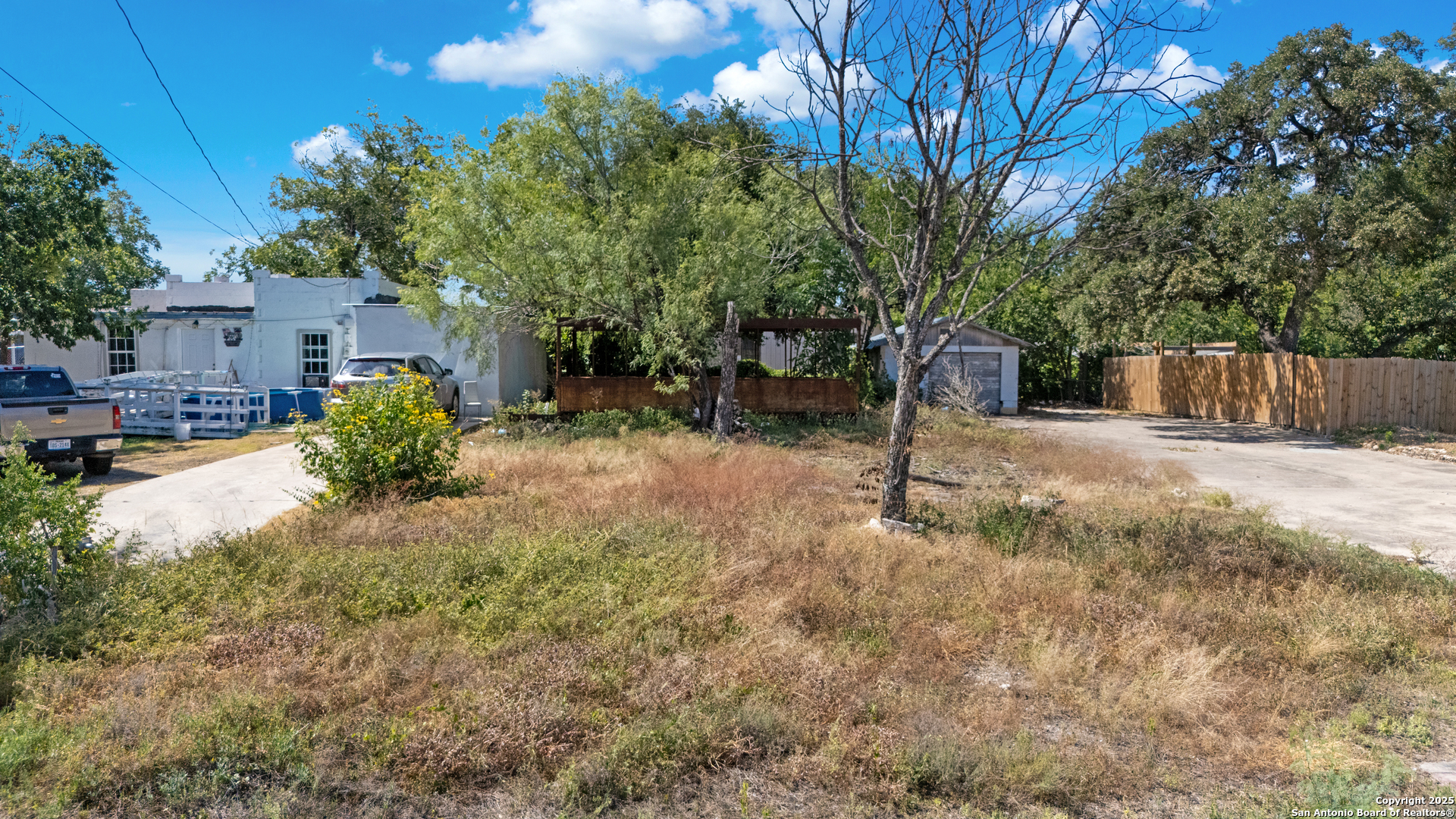 1328 Rigsby Avenue San Antonio, TX 78210 - Photo 14 of 18 a backyard of a house with lots of green space