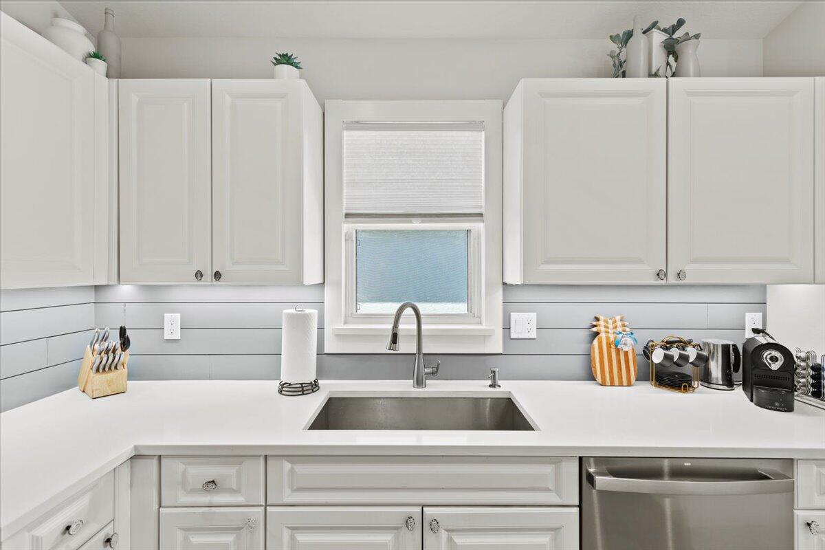 2789 Southwest Riviera Road Stuart, FL 34997 - Photo 12 of 65 Shiplap backsplash
