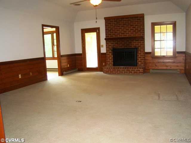 12252 East Quaker Road Disputanta, VA 23842 - Photo 4 of 16 Den/Family/Great Room