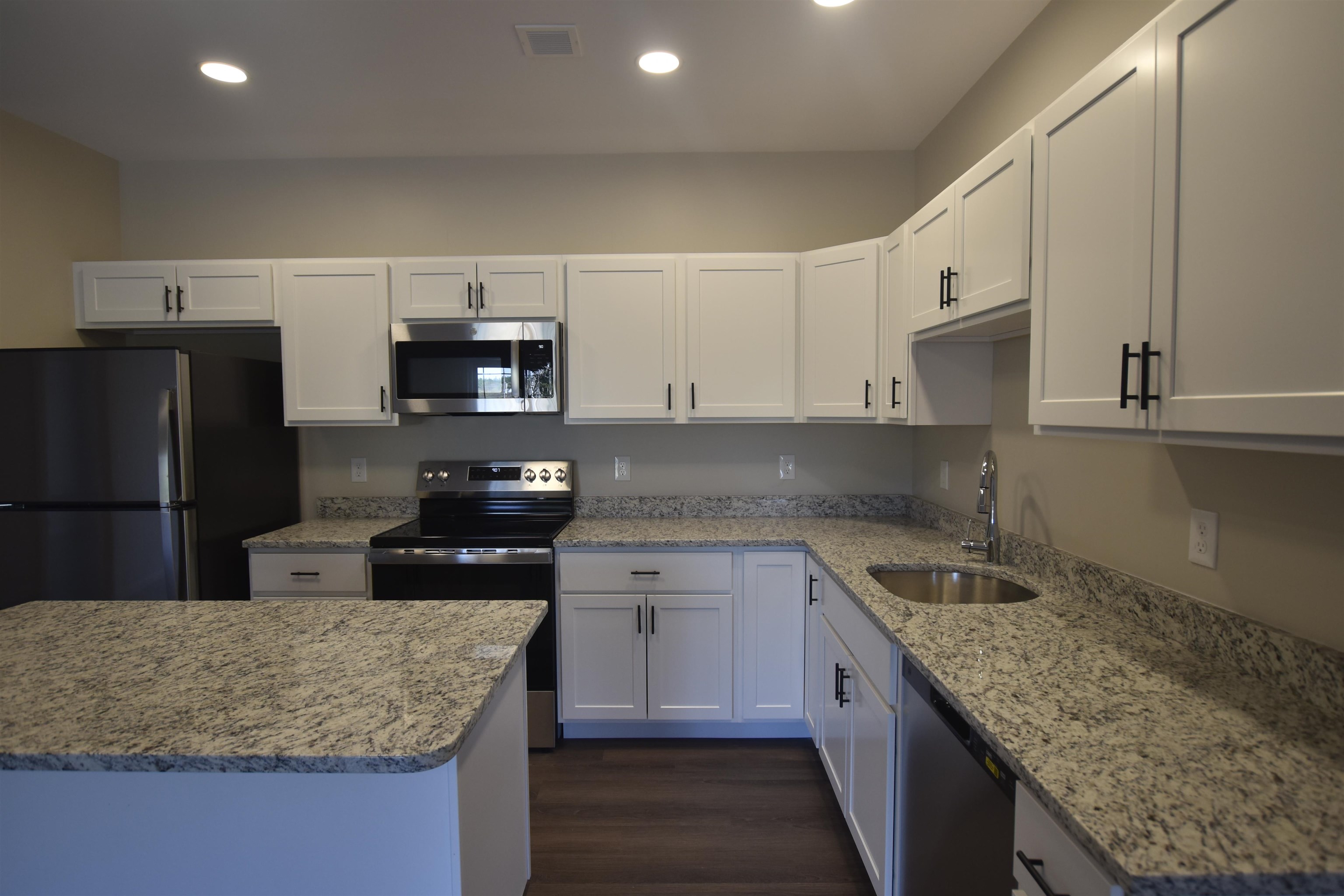 217 Rockingham Road, Unit 304 Londonderry, NH 03053 - Photo 4 of 14