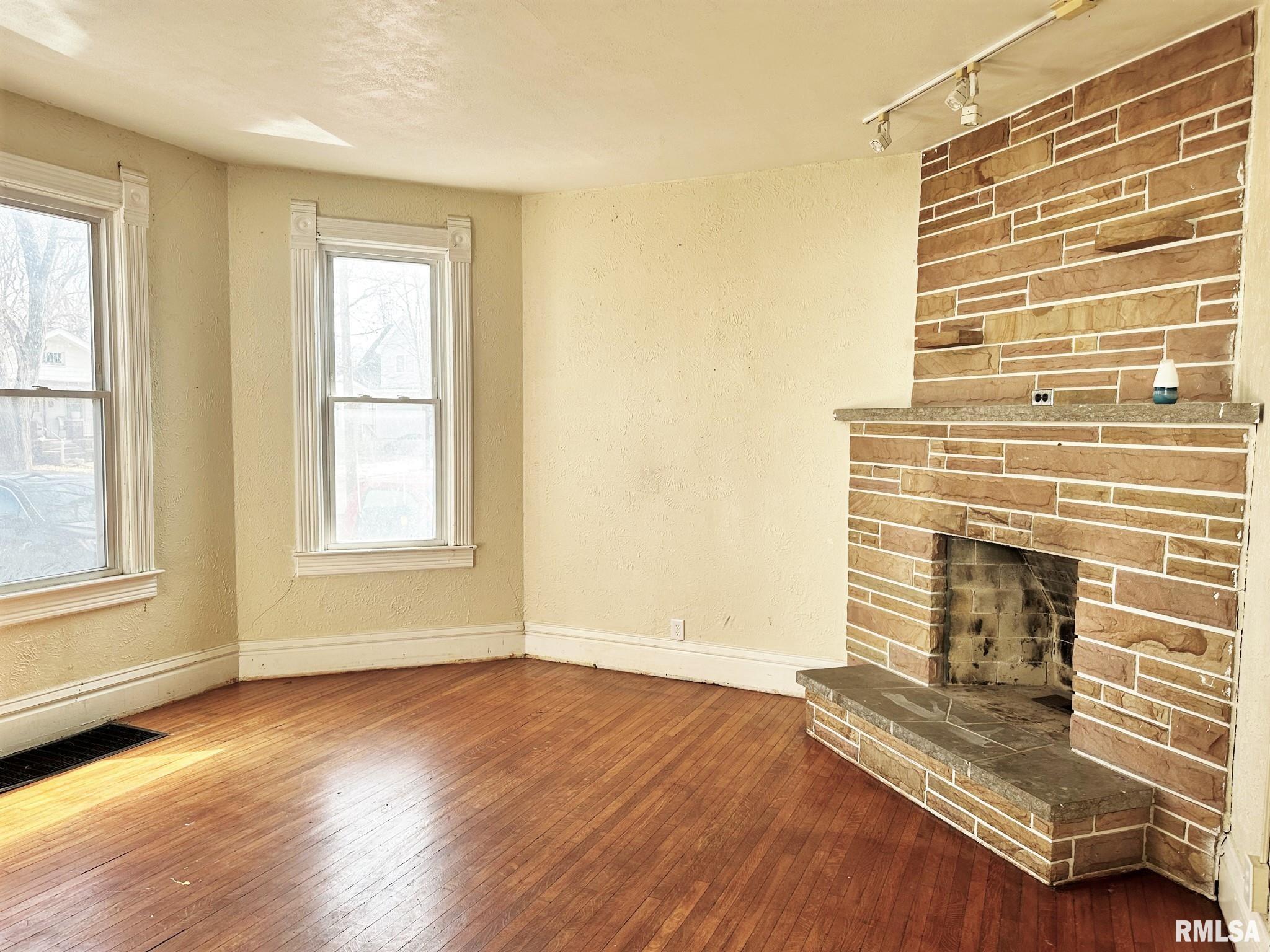 1023 North 4th Street Springfield, IL 62702 - Photo 2 of 5