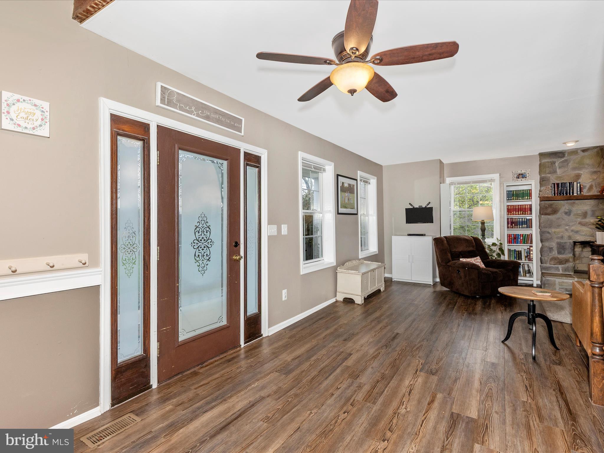 17128 Bentzel Road Sabillasville, MD 21780 - Photo 4 of 51 Foyer