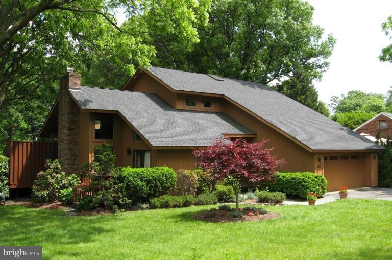 2211 South Arlington Ridge Road Arlington, VA 22202 - Photo 1 of 22 Exterior (Main)