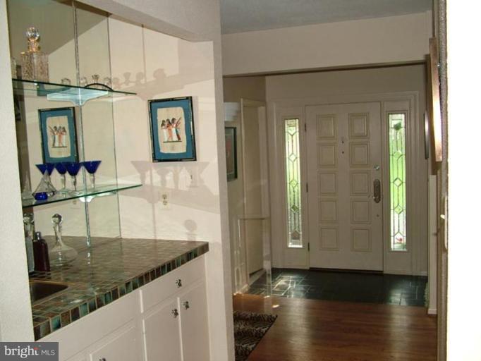2211 South Arlington Ridge Road Arlington, VA 22202 - Photo 2 of 22 Entrance / Foyer