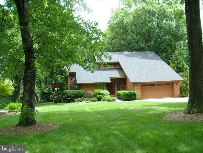 2211 South Arlington Ridge Road Arlington, VA 22202 - Photo 22 of 22 Large front yard, set back from street