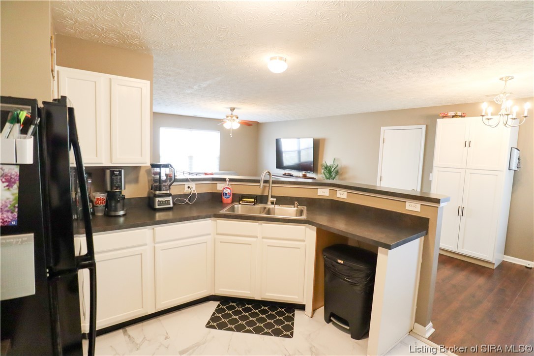 3939 Shepherds Run Jeffersonville, IN 47130 - Photo 3 of 32