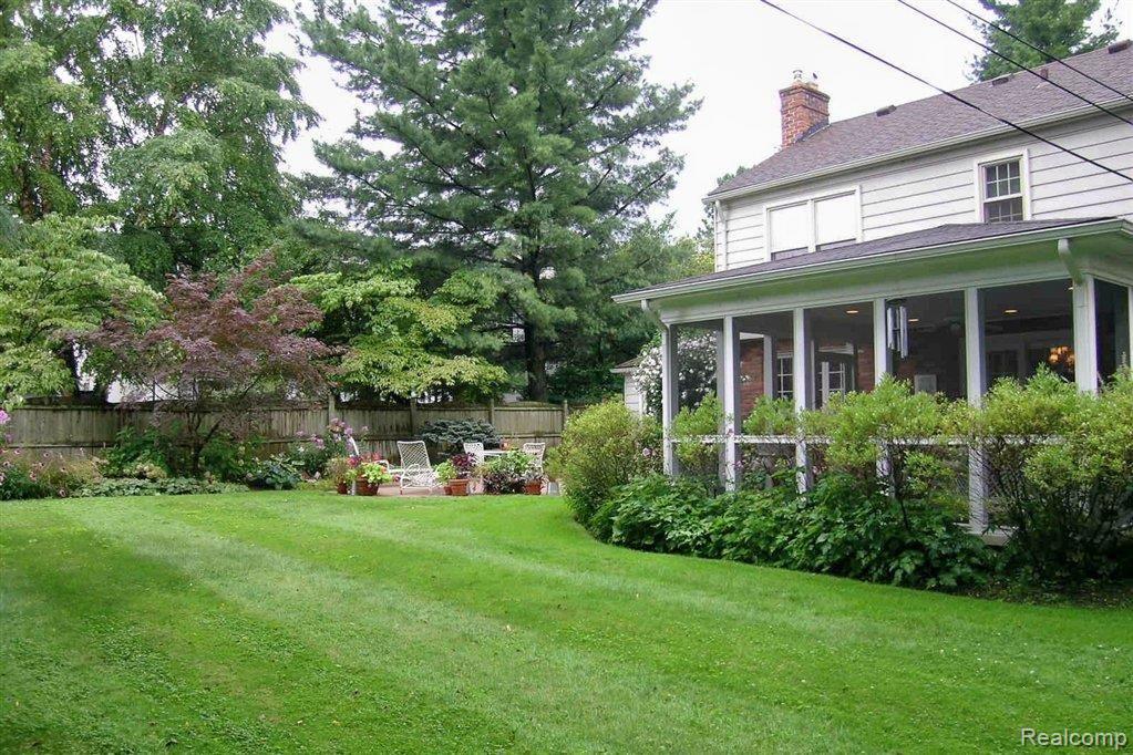 370 Lincoln Road Grosse Pointe, MI 48230 - Photo 3 of 16 370yard.jpg
