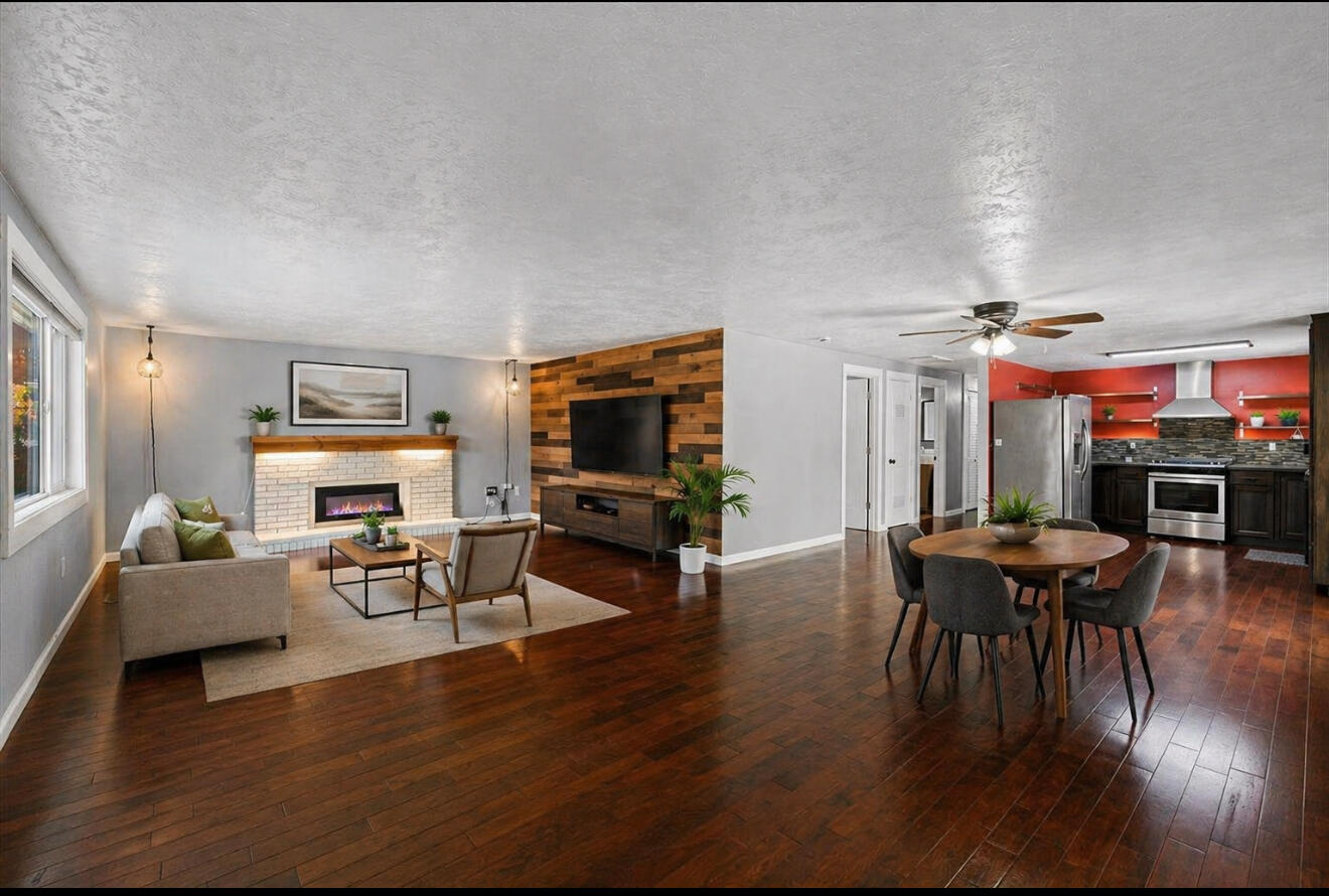 113 Houston Road Phoenix, OR 97535 - Photo 3 of 29 a living room with furniture and wooden floor