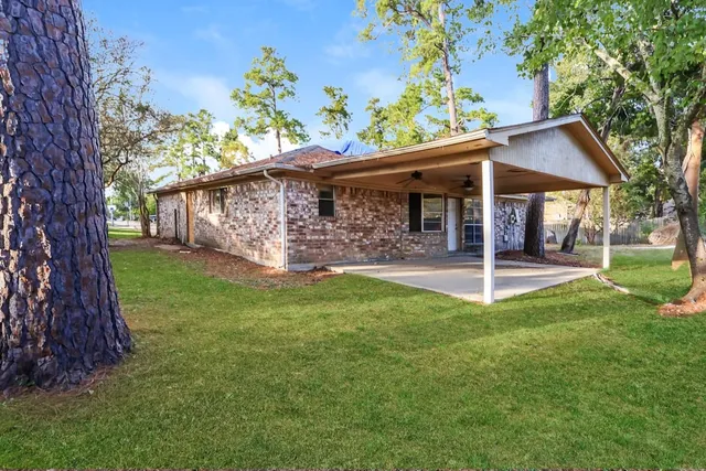 a view of a house with a yard