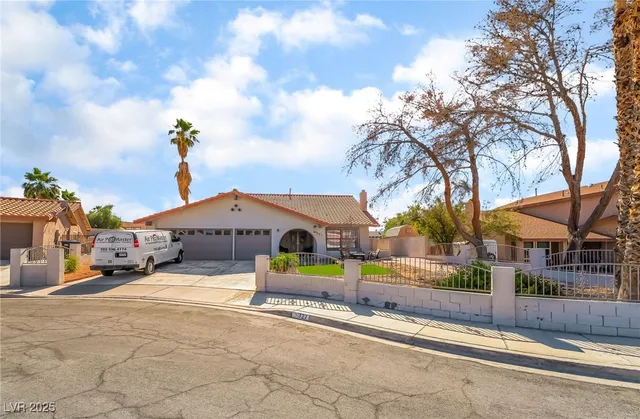 $580,000 | 327 Fuente Drive, Henderson, NV 89014