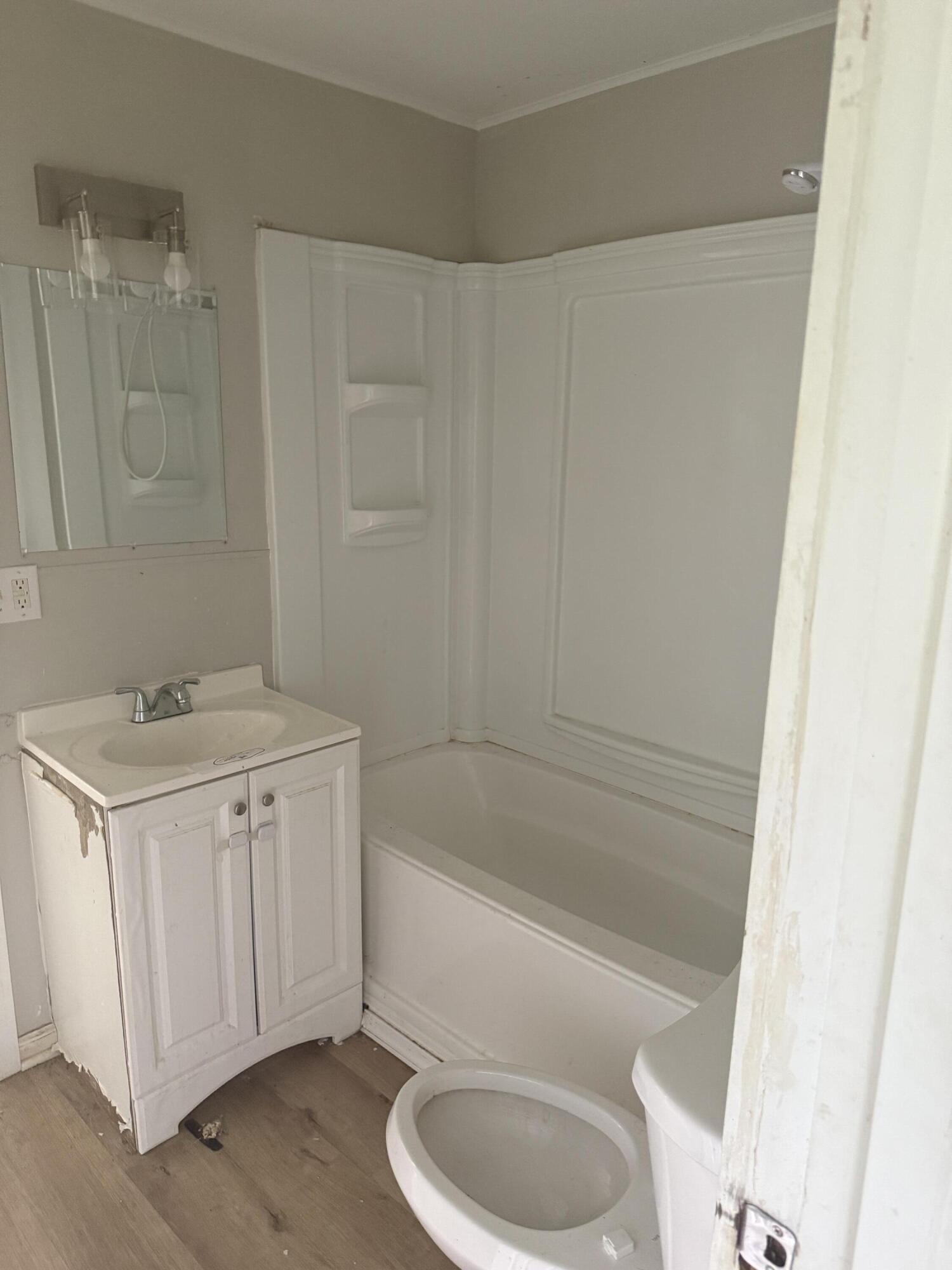 917 West Chicago Street Springfield, MO 65803 - Photo 4 of 7 Bath