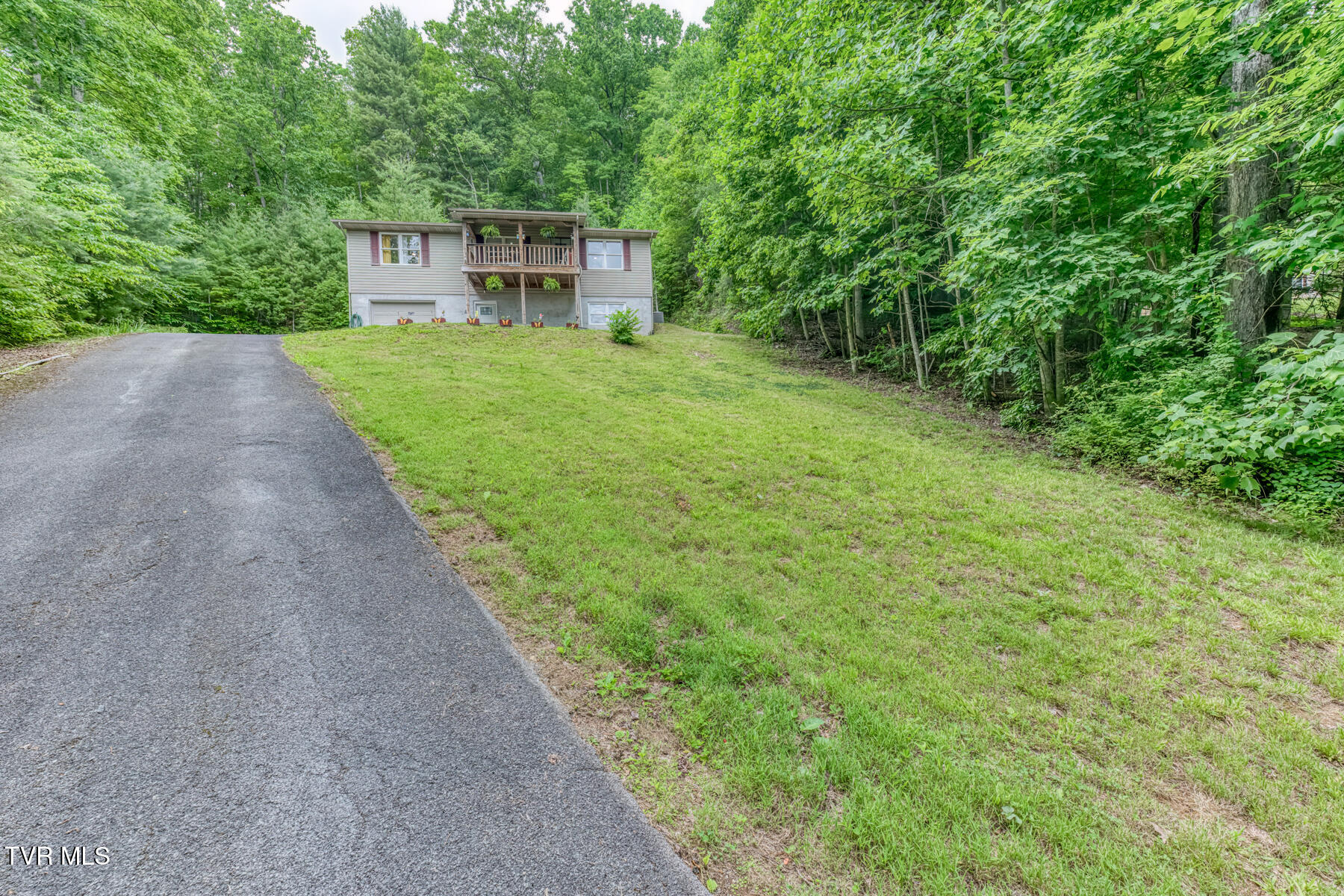 130 Timber Lane Hampton, TN 37658 - Photo 37 of 42 130 Timber Ln-38