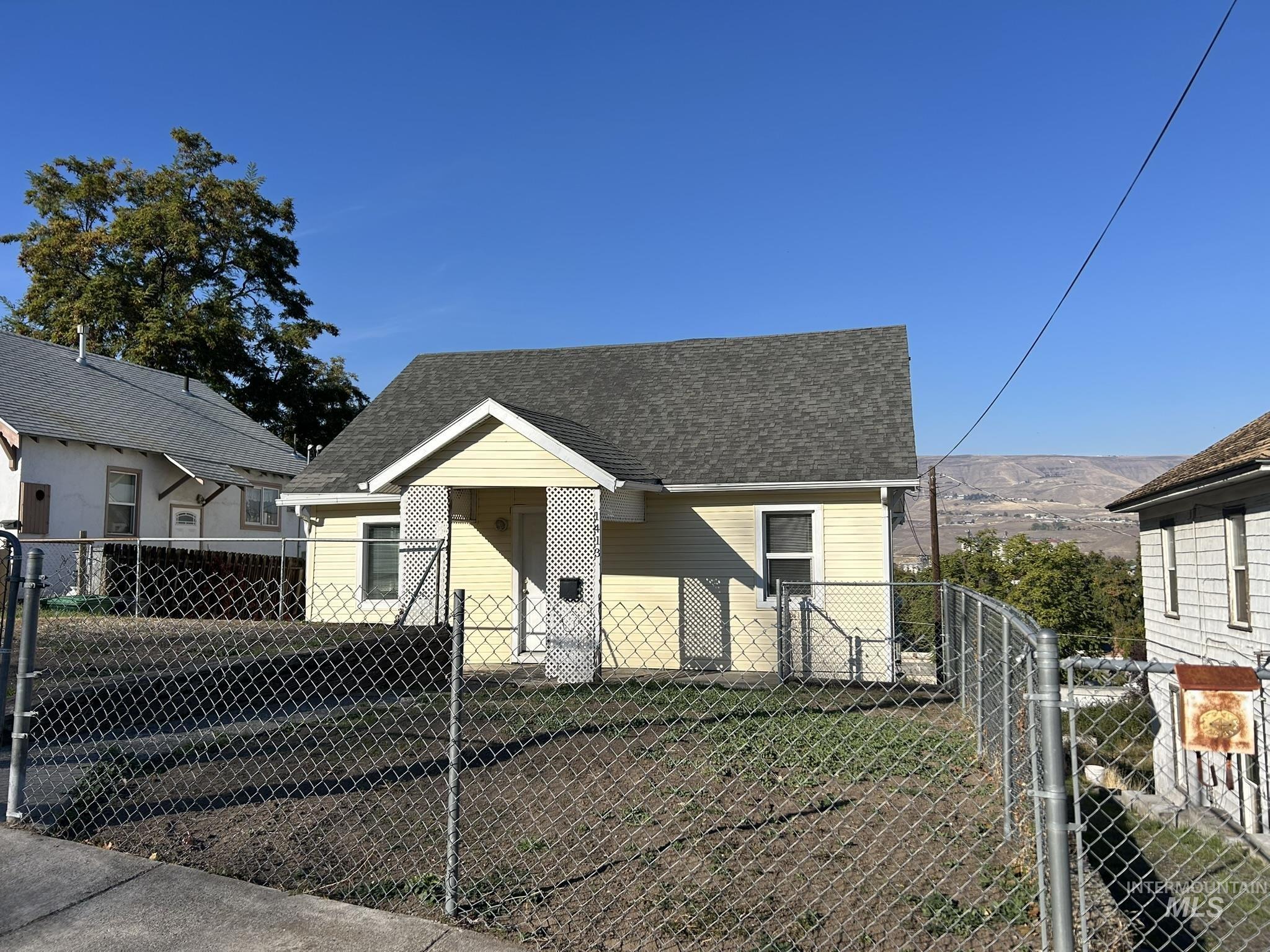 1413 7th Avenue Lewiston, ID 83501 - Photo 1 of 15 Bungalow with roof with shingles and a fenced front yard