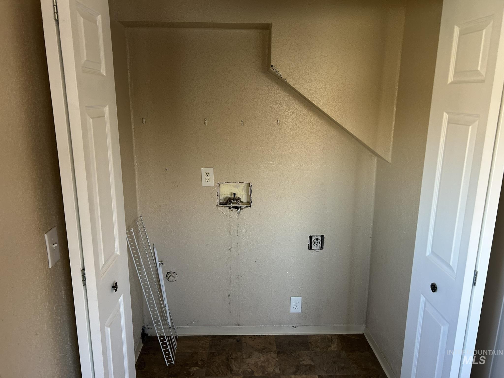 1413 7th Avenue Lewiston, ID 83501 - Photo 6 of 15 Laundry area featuring washer hookup and baseboards