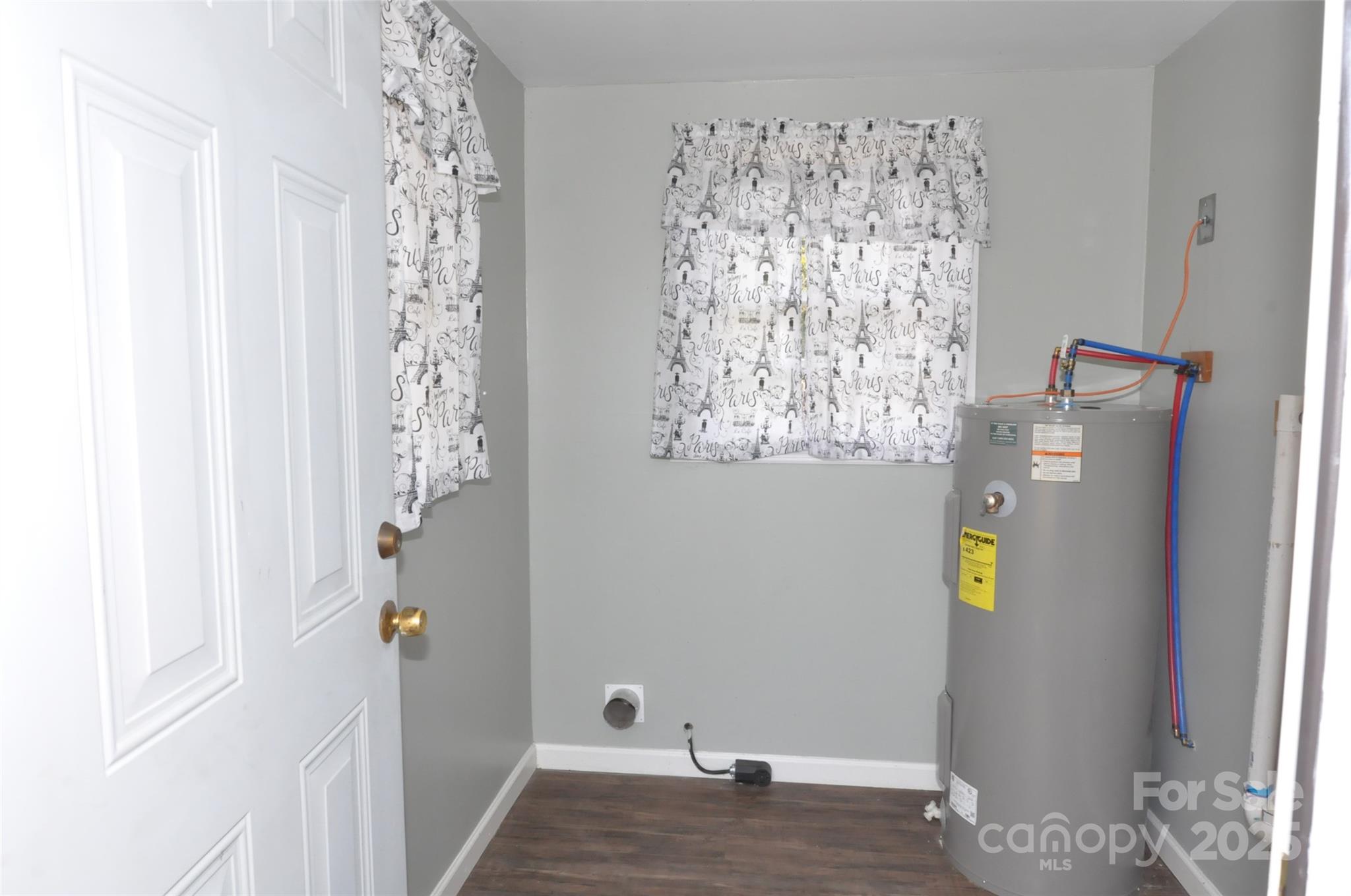 538 Pinckney Road Chester, SC 29706 - Photo 28 of 33 a view of bathroom with window and hallway