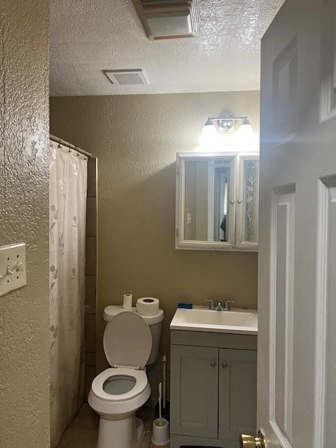 4026 Tioga Street Dallas, TX 75241 - Photo 6 of 13 a bathroom with a toilet sink and mirror