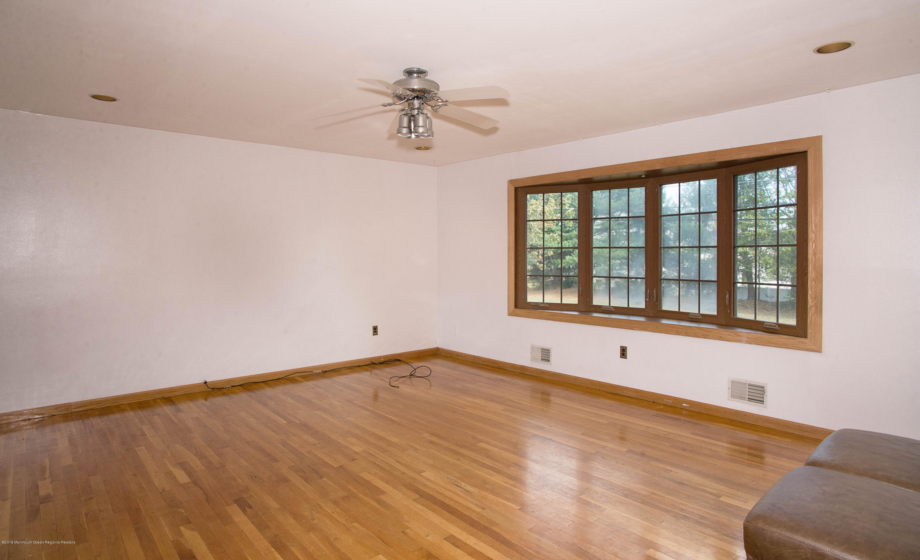 65 Sunnyside Road Howell, NJ 07731 - Photo 13 of 29 _RMJ1085 living room