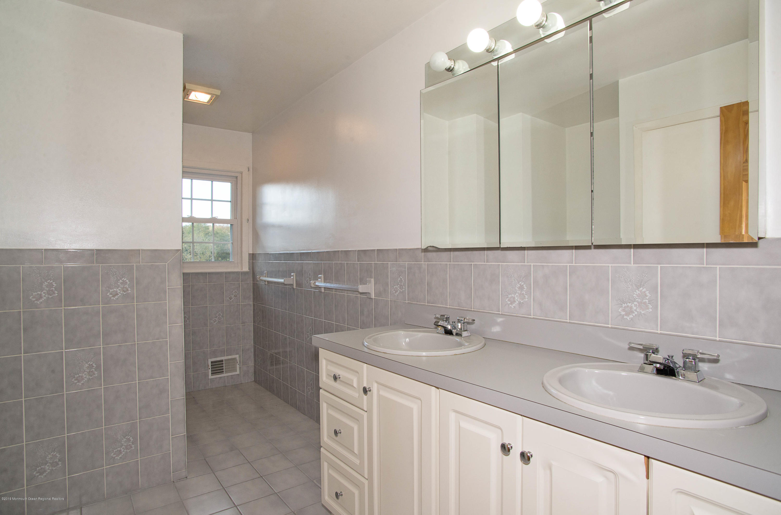 65 Sunnyside Road Howell, NJ 07731 - Photo 10 of 29 _RMJ1081 bathroom