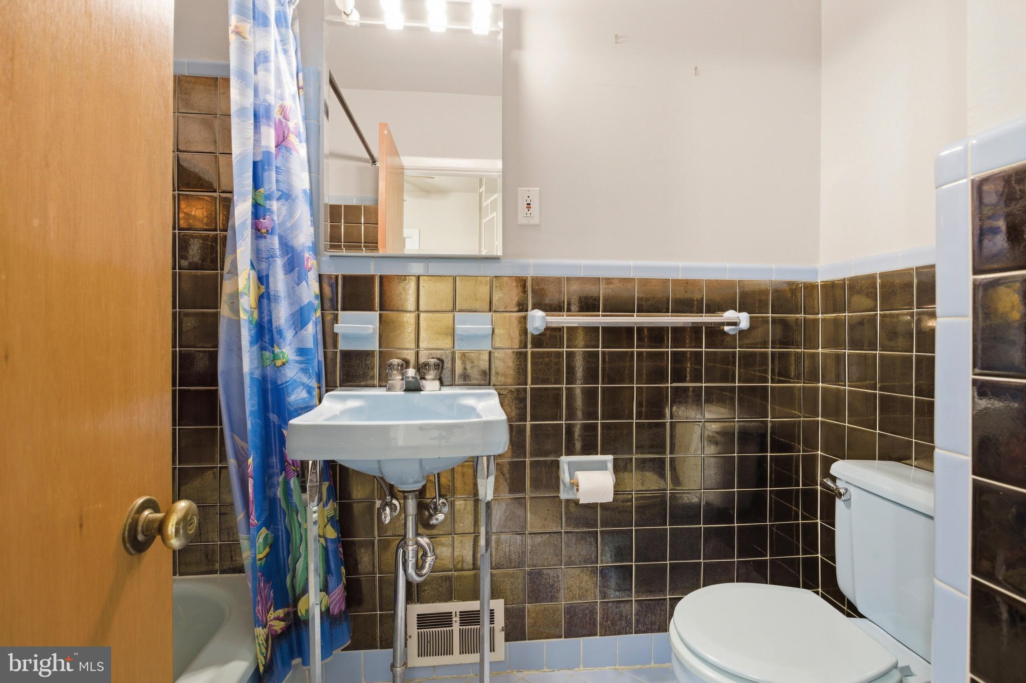 412 Foster Drive Springfield, PA 19064 - Photo 22 of 34 a bathroom with a sink a toilet and shower