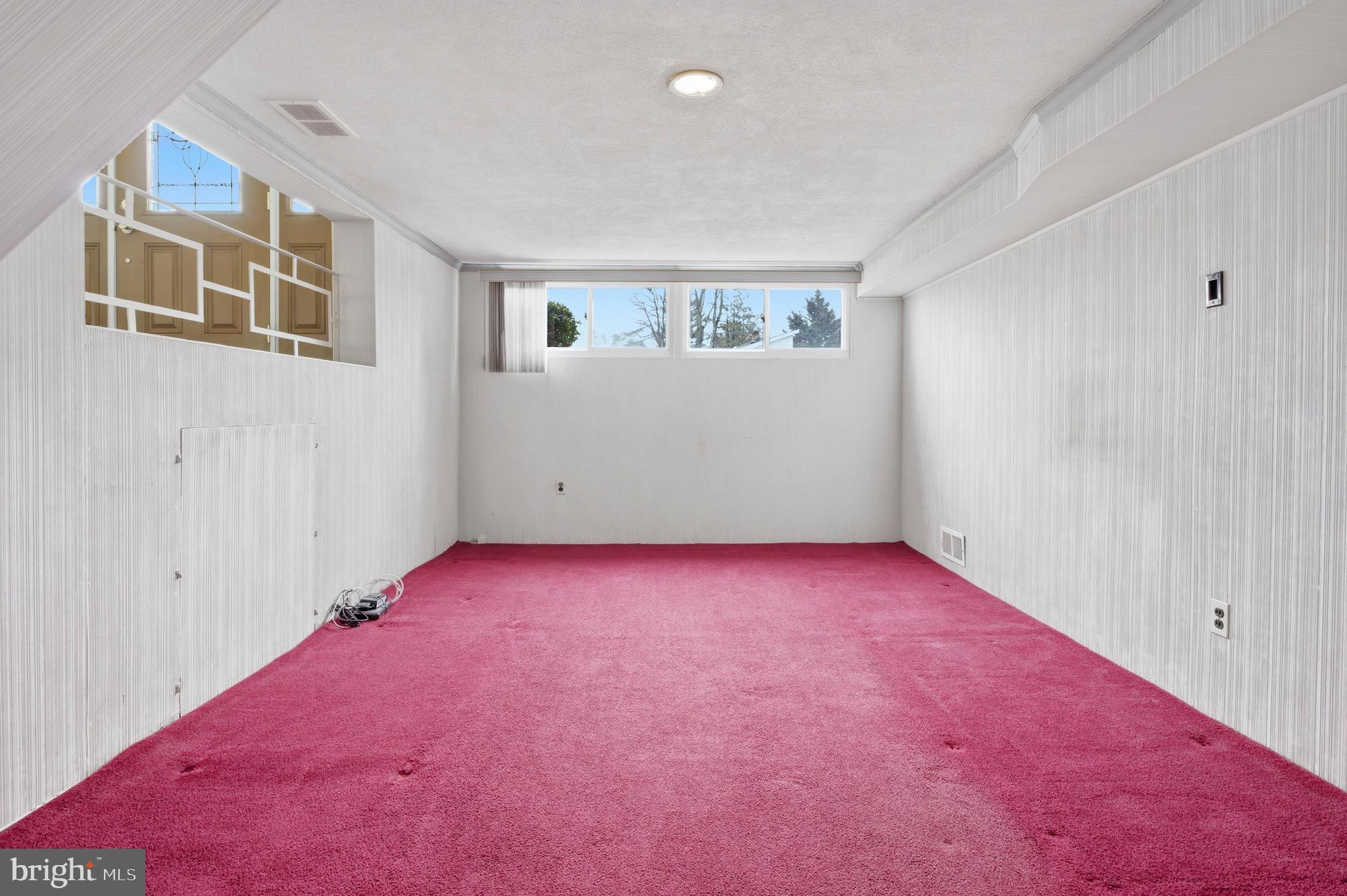 412 Foster Drive Springfield, PA 19064 - Photo 23 of 34 an empty room with windows