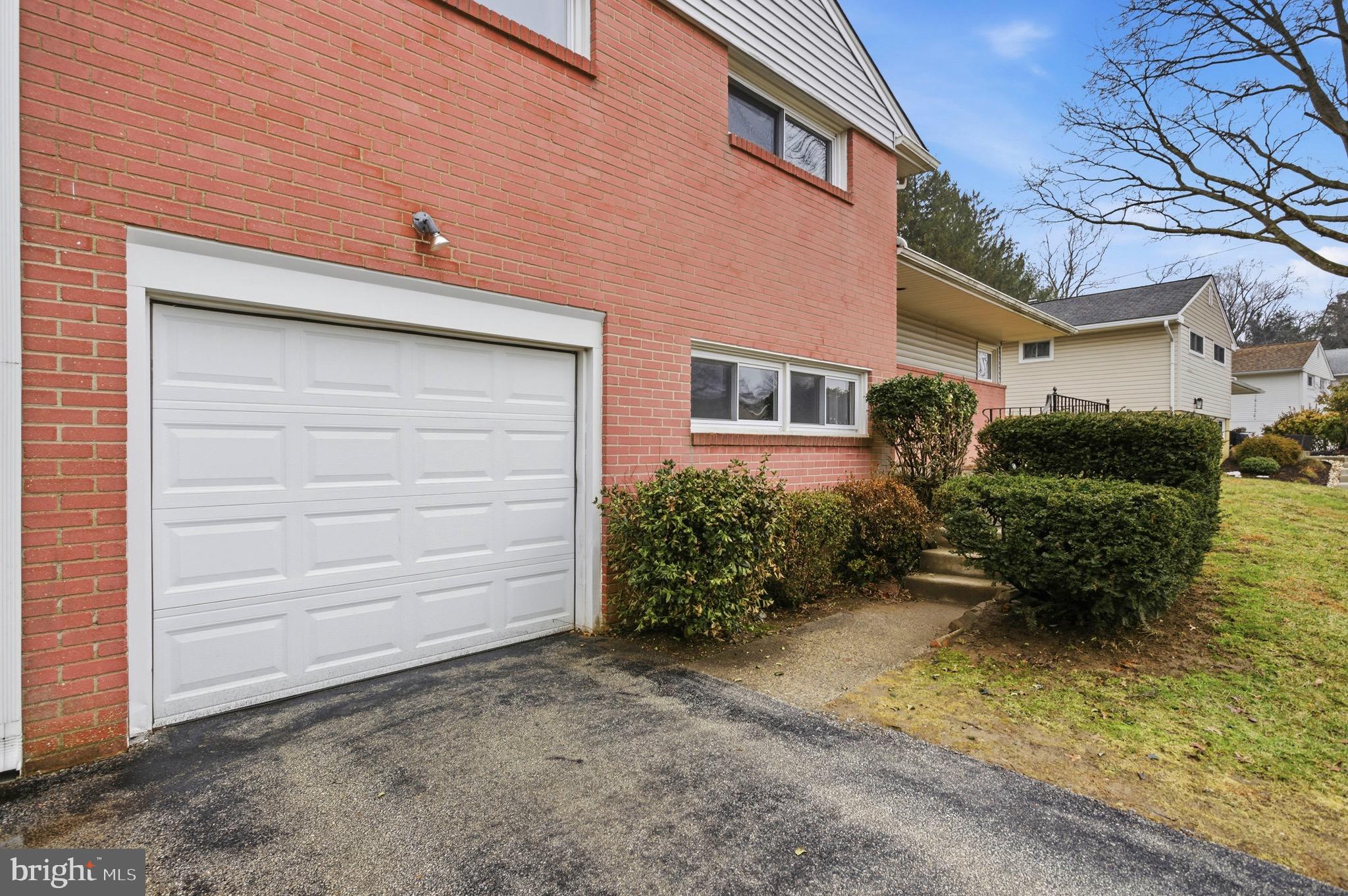 412 Foster Drive Springfield, PA 19064 - Photo 29 of 34 a backyard of a house