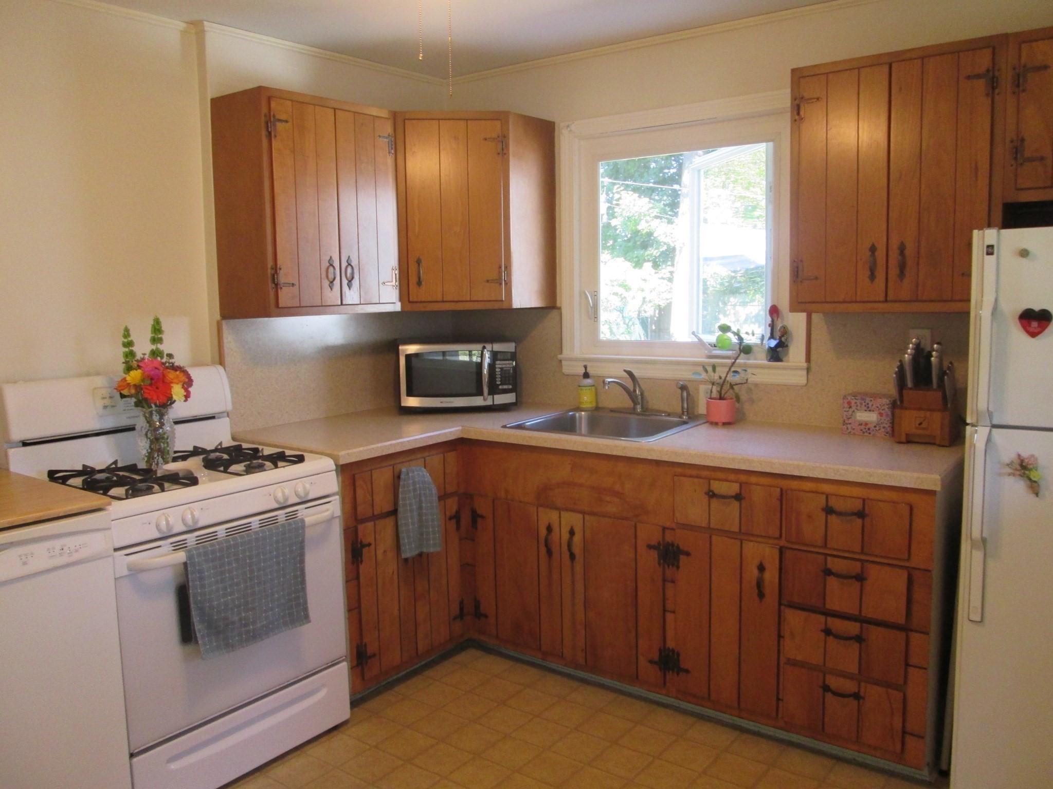 76 Surrey Road Springfield, MA 01118 - Photo 8 of 26 Gallery Image 8