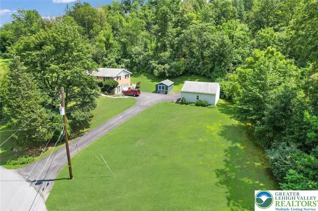 a view of a back yard