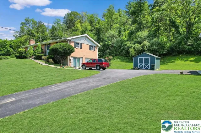 a view of a house with a yard