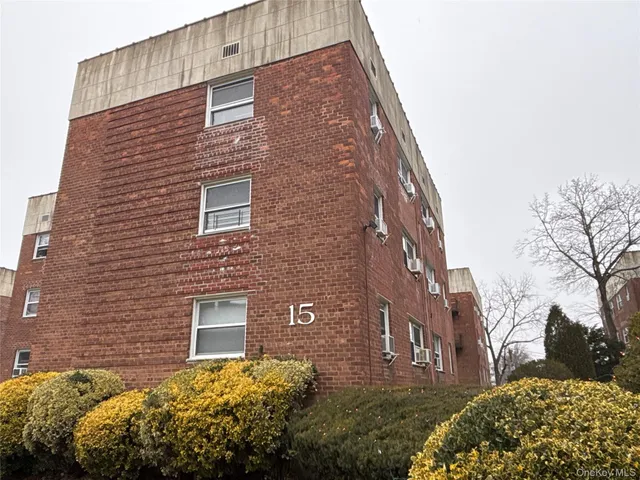 $2,700 | 15 Schenck Avenue, Unit 3E, Great Neck, NY 11021
