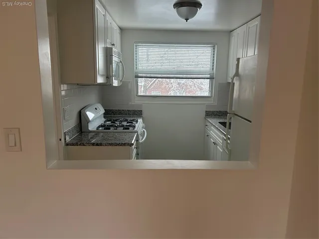 $2,700 | 15 Schenck Avenue, Unit 3E, Great Neck, NY 11021