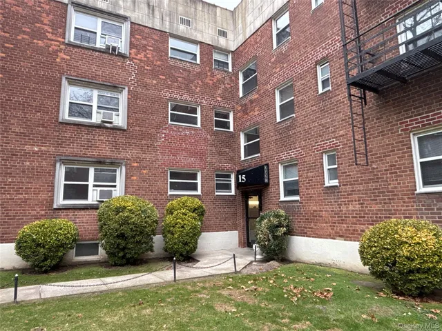 $2,700 | 15 Schenck Avenue, Unit 3E, Great Neck, NY 11021