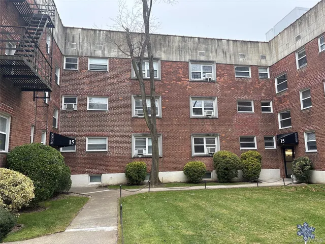 $2,700 | 15 Schenck Avenue, Unit 3E, Great Neck, NY 11021