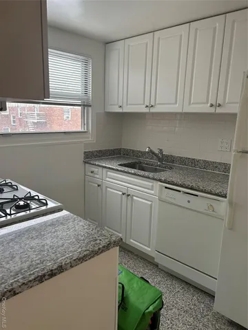 $2,700 | 15 Schenck Avenue, Unit 3E, Great Neck, NY 11021