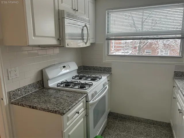 $2,700 | 15 Schenck Avenue, Unit 3E, Great Neck, NY 11021
