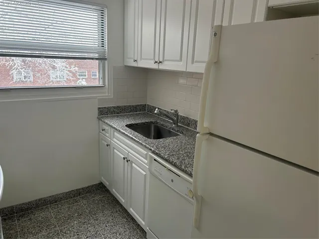 $2,700 | 15 Schenck Avenue, Unit 3E, Great Neck, NY 11021