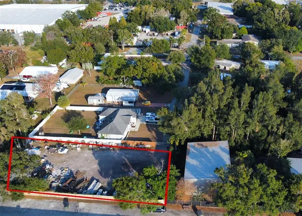 a view of a back yard