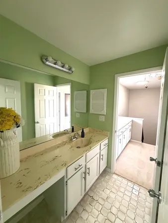 $389,900 | 15 Indian Trail Drive, Unit 15, Westmont, IL 60559