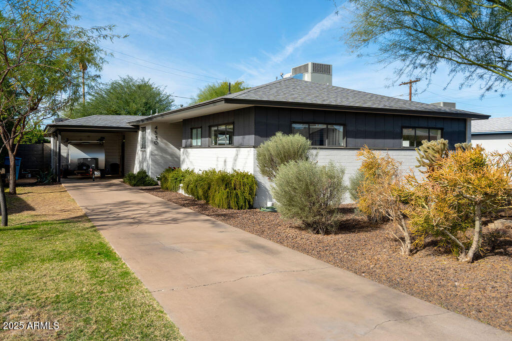4530 North 9th Avenue Phoenix, AZ 85013 - Photo 34 of 35 a front view of a house with yard